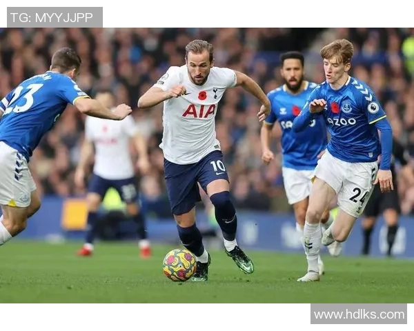 利兹联与哈德斯联队激战在即谁能在英冠赛场中笑到最后